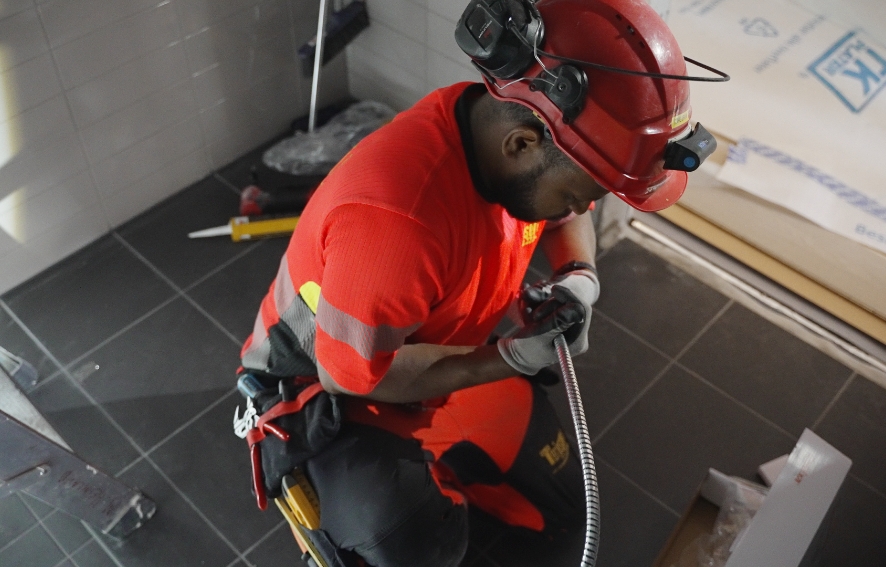 Rørlegger utfører installasjon og montering av sanitærutstyr på bad