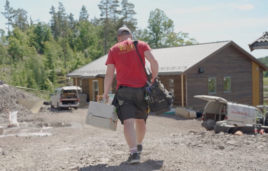 Rørlegger på byggeplass ved nybygg 